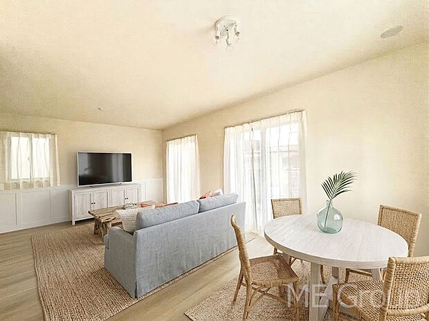 大きな窓からたっぷりの陽光と風を感じられるリビング ※家具はCGです