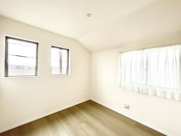 2面採光で気持ちよく自然光が取り入れられるのでお子様のお部屋にもピッタリ