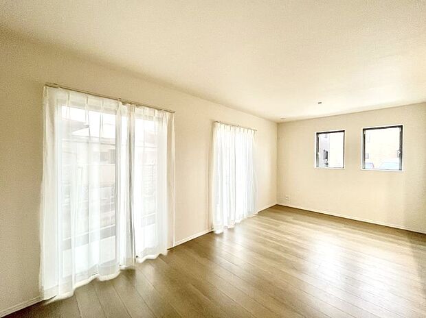 明るい陽光が注ぎ、寛ぎの雰囲気に満たされるダイニング。