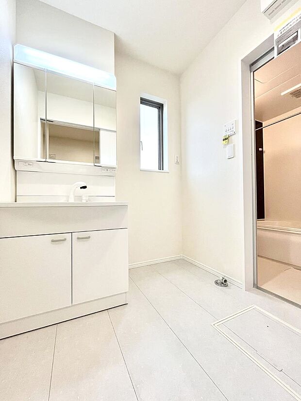 清潔感のある快適空間です。毎日の身支度も気持ち良くお使い頂けます。