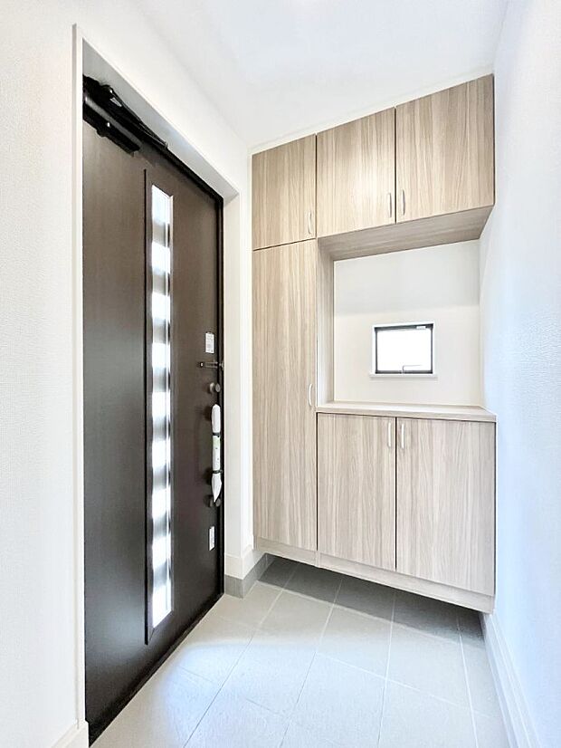 明るい玄関はお客様をお出迎えするのにぴったりです!