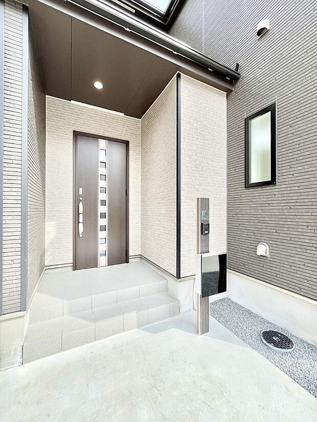 大切な家族、来客を出迎える玄関。