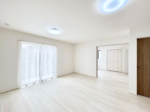 大きな窓からたっぷりの陽光と風を感じられるリビング