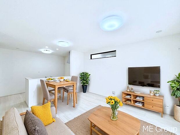 家族の和やかな会話が聞こえてきそう。開放感のあるリビングです。※家具はCGです