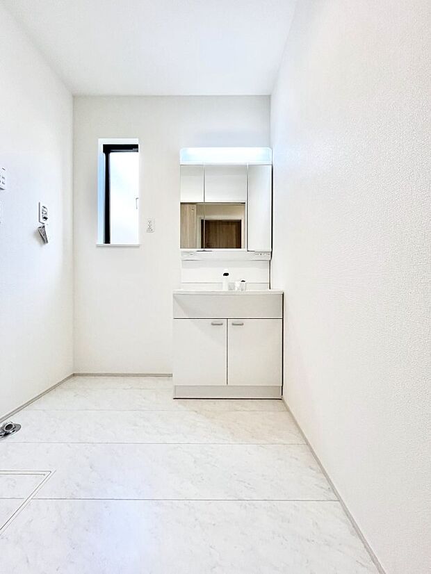 清潔感のある快適空間です。毎日の身支度も気持ち良くお使い頂けます。