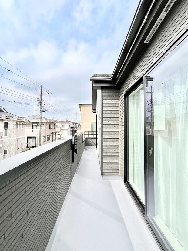 暖かな陽光が降り注ぐバルコニーはお洗濯におすすめ。爽やかな風も心地よいです。