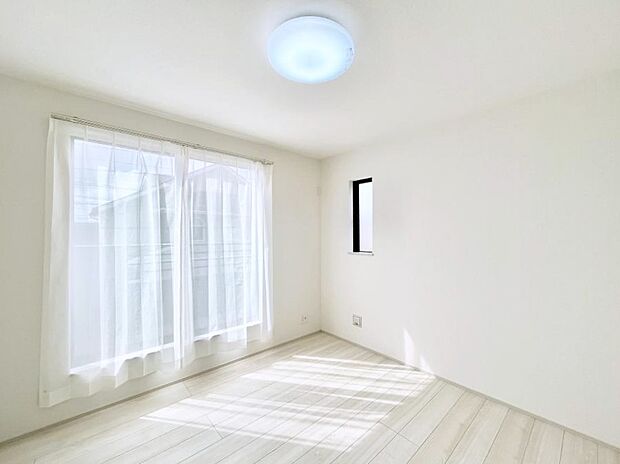 バルコニーが開放感をプラスしてくれる洋室