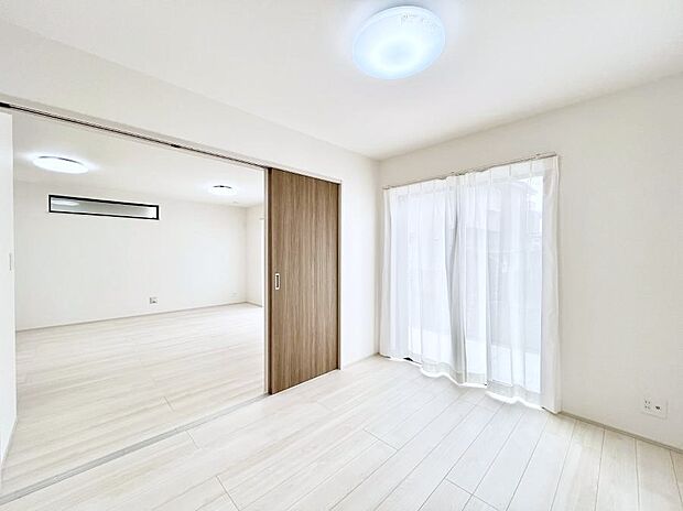 リビング隣接の洋室は個室としても利用できます