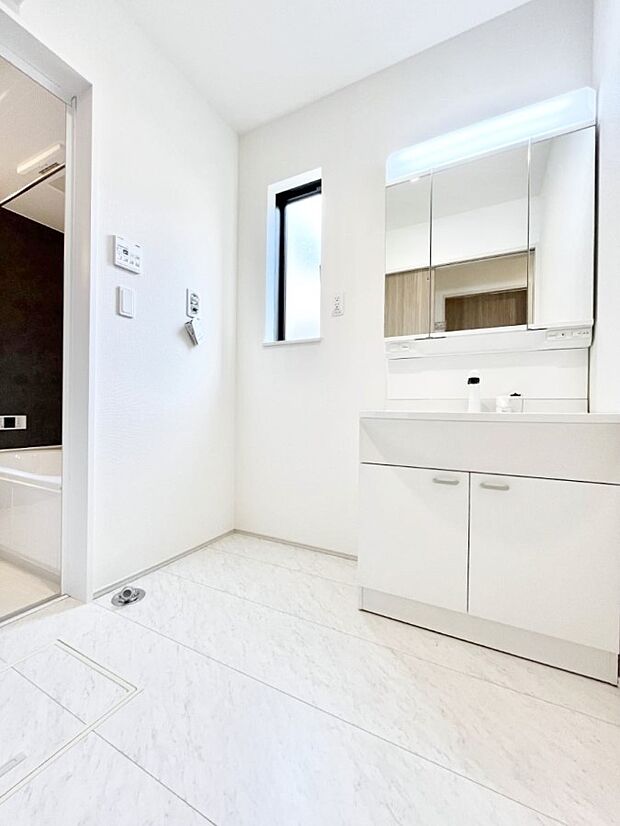 洗面所はゆとりのあるスペースで、身支度や入浴後のスキンケアも心に余裕をもってできそうです。