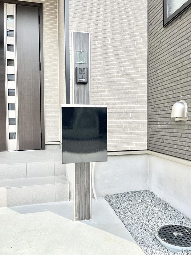 表札・インターホン・ポストをひとつに集約。エントランスになじむシンプルデザイン。