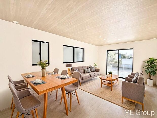 ご家族の賑やかな話し声で包まれる明るいリビング ※家具はCGです