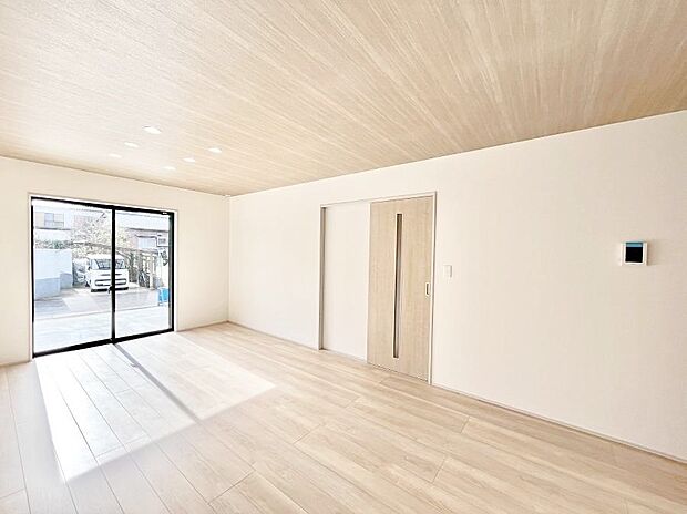 大きな窓からたっぷりの陽光と風を感じられるリビング