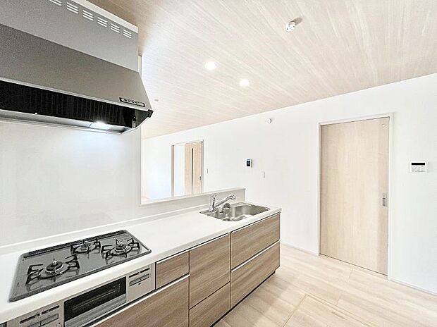 カウンター越しに楽しいおしゃべり。いつものお料理がもっと美味しくなりそうですね。