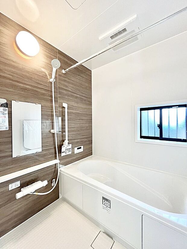 一日の疲れを癒してくれる明るい清潔感のあるバスルーム