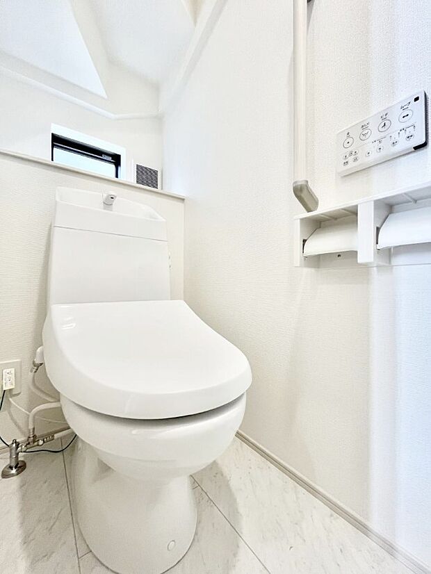 清潔感あるシャワートイレ。小窓から光が注ぎ込みます！