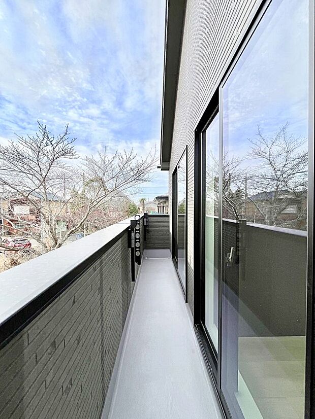 ゆったりバルコニーだから沢山お洗濯ものを干せます。