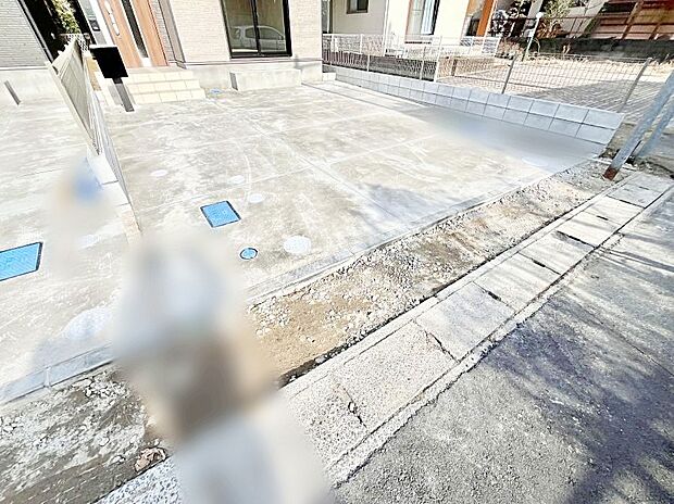 2台（車種による）駐車可！ご家族みんなの自転車も置ける広々カースペース。