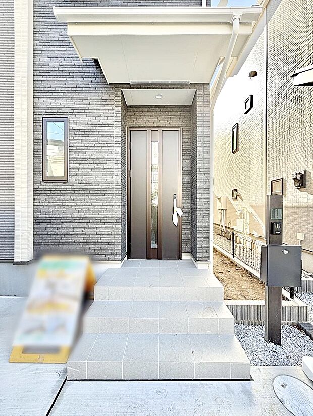 玄関前は雨が降っても濡れにくい屋根付き