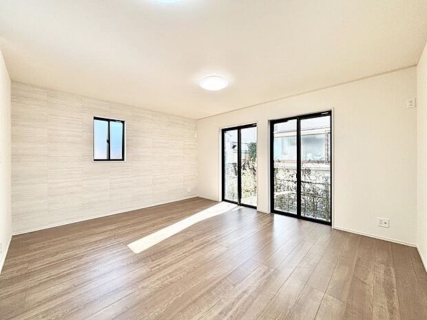 明るい陽光が注ぎ、寛ぎの雰囲気に満たされるリビングダイニング