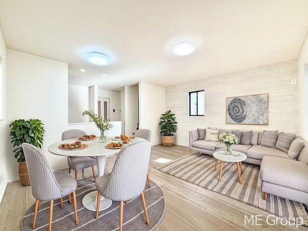 ご家族の賑やかな話し声で包まれる明るいリビング ※家具はCGです