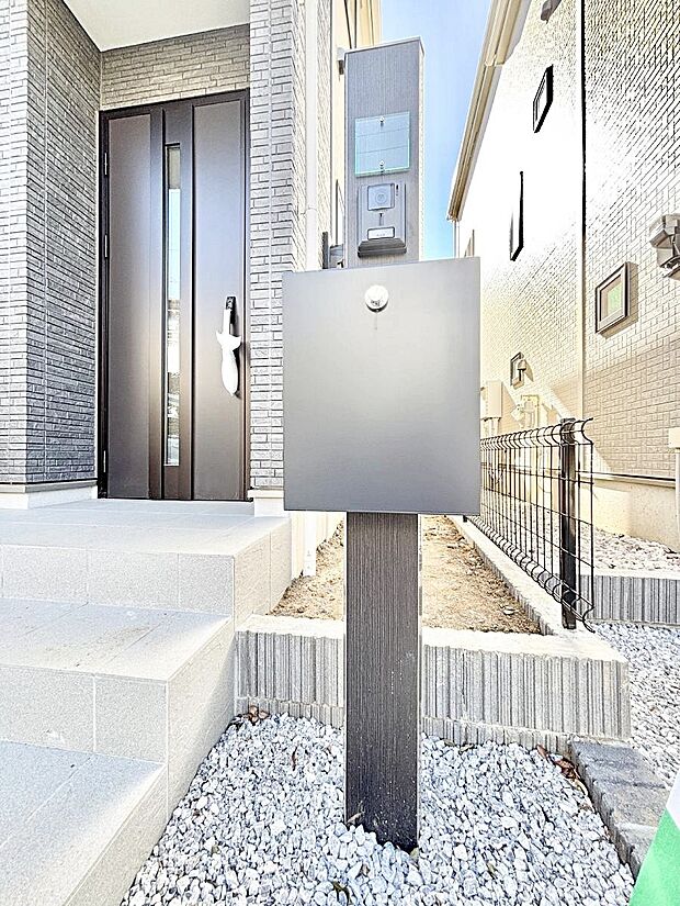 表札・インターホン・ポストをひとつに集約。エントランスになじむシンプルデザイン。