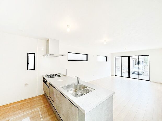 ご家族の会話弾む対面キッチン。お料理中のパパママもご家族と過ごす時間が増えそう!