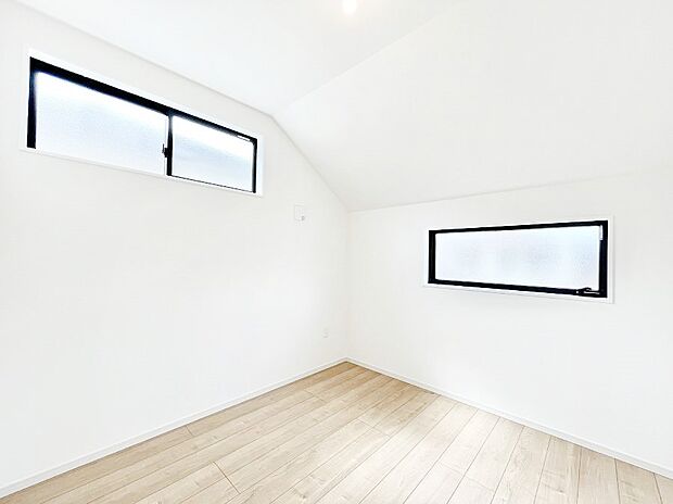 2面採光の洋室。窓から入り込む陽光がお部屋全体を優しく包み込みます!