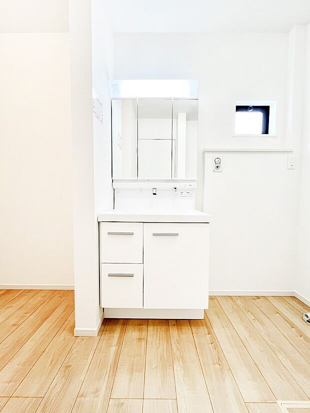 三面鏡キャビネット・シャワー付き洗面化粧台で忙しい朝の身支度もスムーズに!