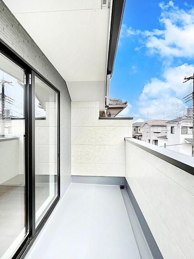 暖かな陽光が降り注ぐバルコニーはお洗濯におすすめ。爽やかな風も心地よいです。