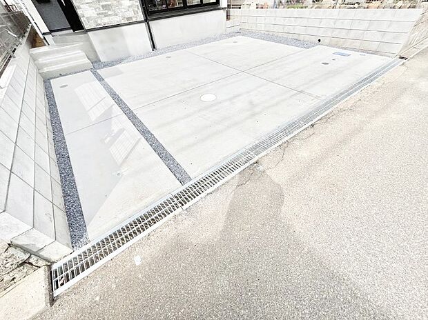 車の出し入れスムーズ！並列駐車2台分のカースペース付きです。