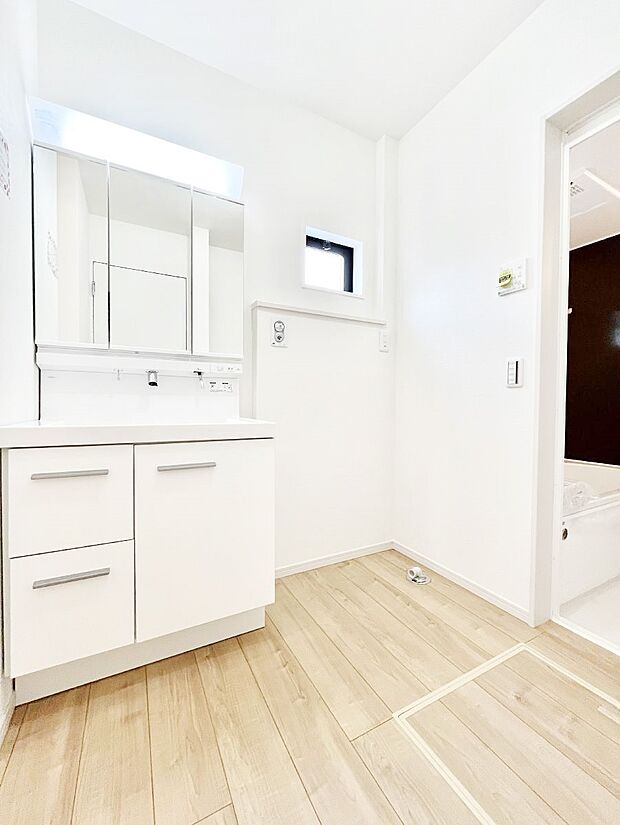 1日の始まりも心地よく！柔らかな朝の光を感じられる窓がついた洗面室