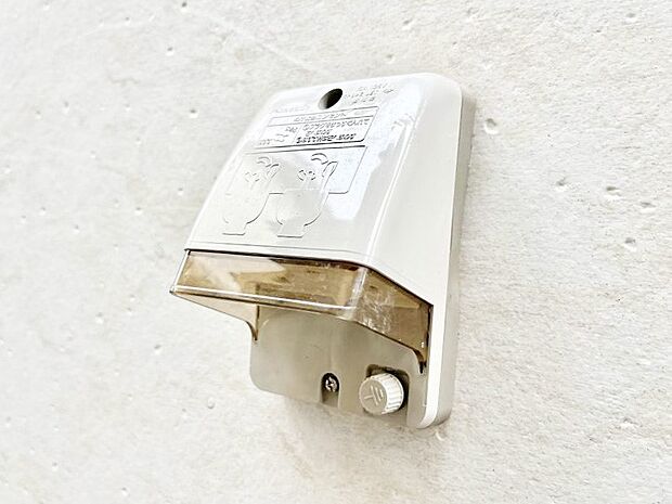 高圧洗浄機やエアーコンプレッサーなどの使用時に便利な外コンセント