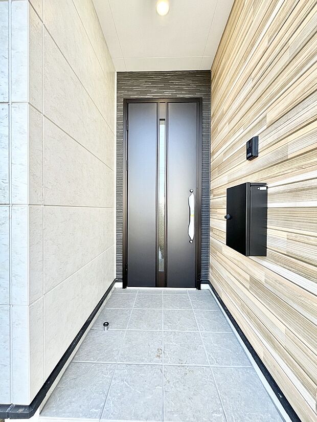 大切な家族、来客を出迎える玄関。玄関前は屋根付きで雨が降っていても濡れにくいです。 