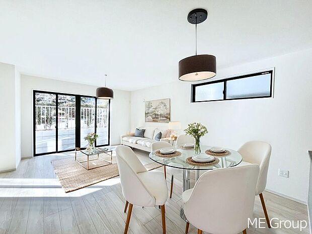 大きな窓からたっぷりの陽光と風を感じられるリビング　※家具はCGです  