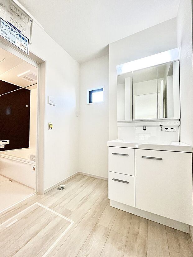 小窓がついているので湿気の多い場所でも換気が十分行えます。毎日の身支度を気持ち良く！