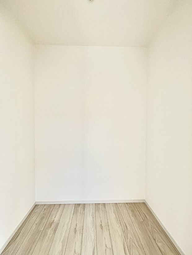 ウォークインクローゼット付きで生活空間を広く利用できます。