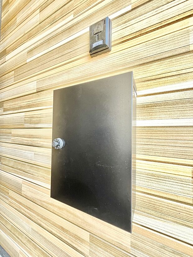 シンプルデザインのポスト。