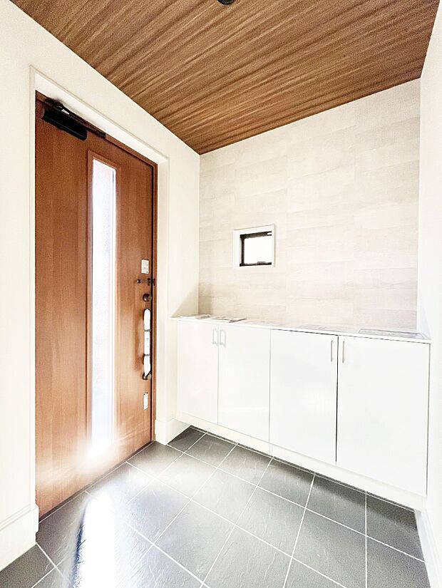 ガラススリットの入った玄関ドアが室内に光を届けてくれます