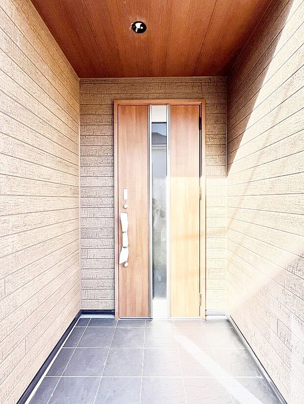 玄関前は雨が降っても濡れにくい屋根付き