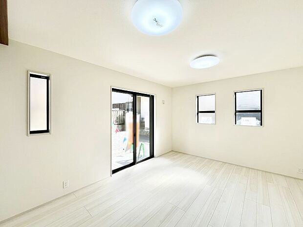 大きな窓からたっぷりの陽光と風を感じられるリビング