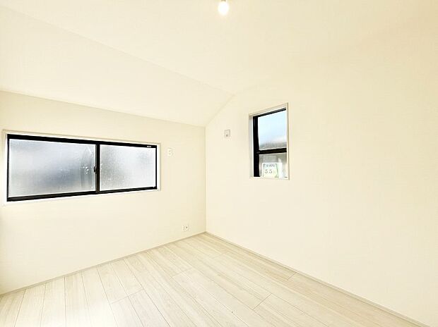 窓からのやさしい光が心地よいプライベートルーム