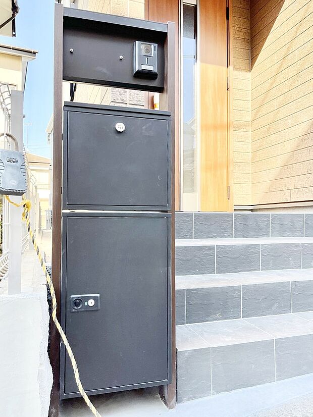 シンプルなデザインのポスト