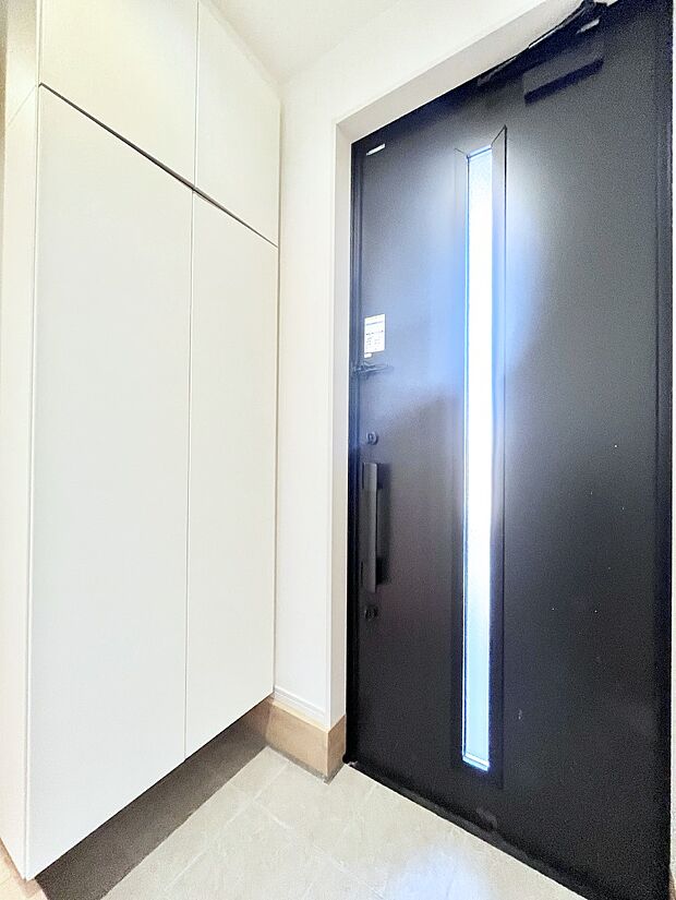 ガラススリットの入った玄関ドアが室内に光を届けてくれます