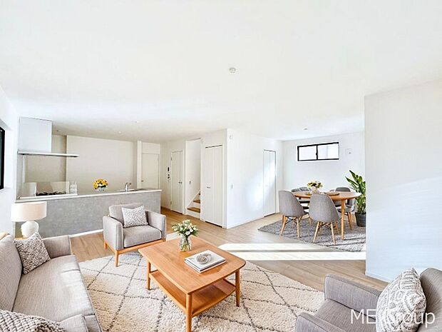 家族の和やかな会話が聞こえてきそう。開放感のあるリビングです。※家具はCGです  