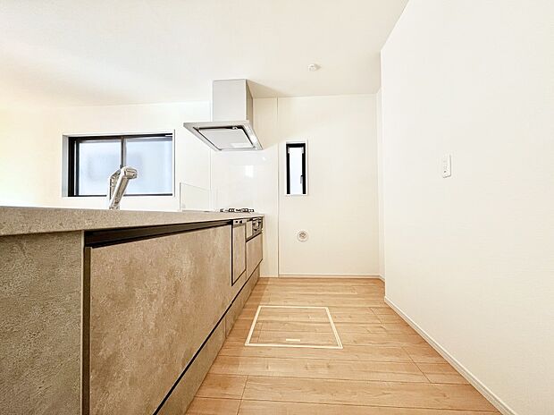 爽やかな風が通り抜けるキッチン。窓があるので明るく換気にも役立ちます。