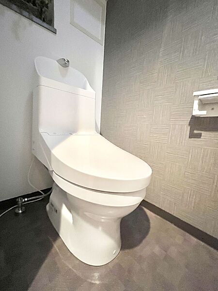 明るく清潔感のあるトイレです。
