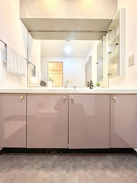 清潔感ある洗面化粧室で朝の身支度も快適
