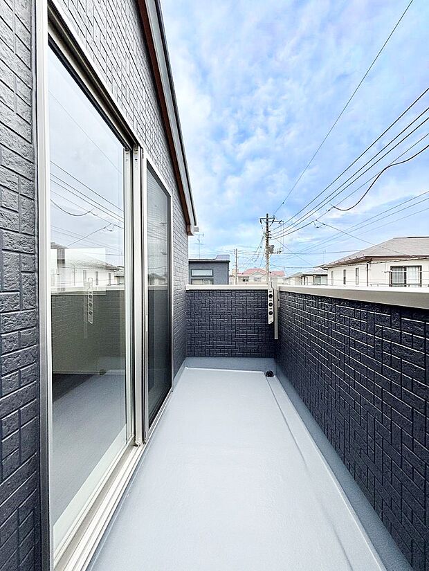 暖かな陽光が降り注ぐバルコニーはお洗濯におすすめ。爽やかな風も心地よいです。