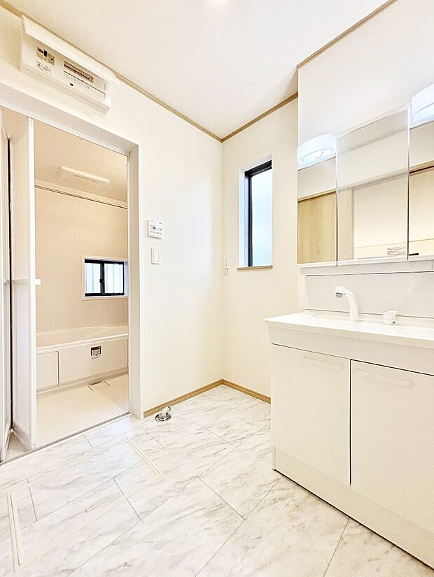 清潔感ある洗面化粧室で朝の身支度も快適