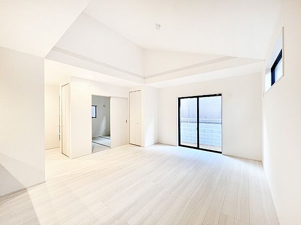 明るい陽光が注ぎ、寛ぎの雰囲気に満たされるリビングダイニング